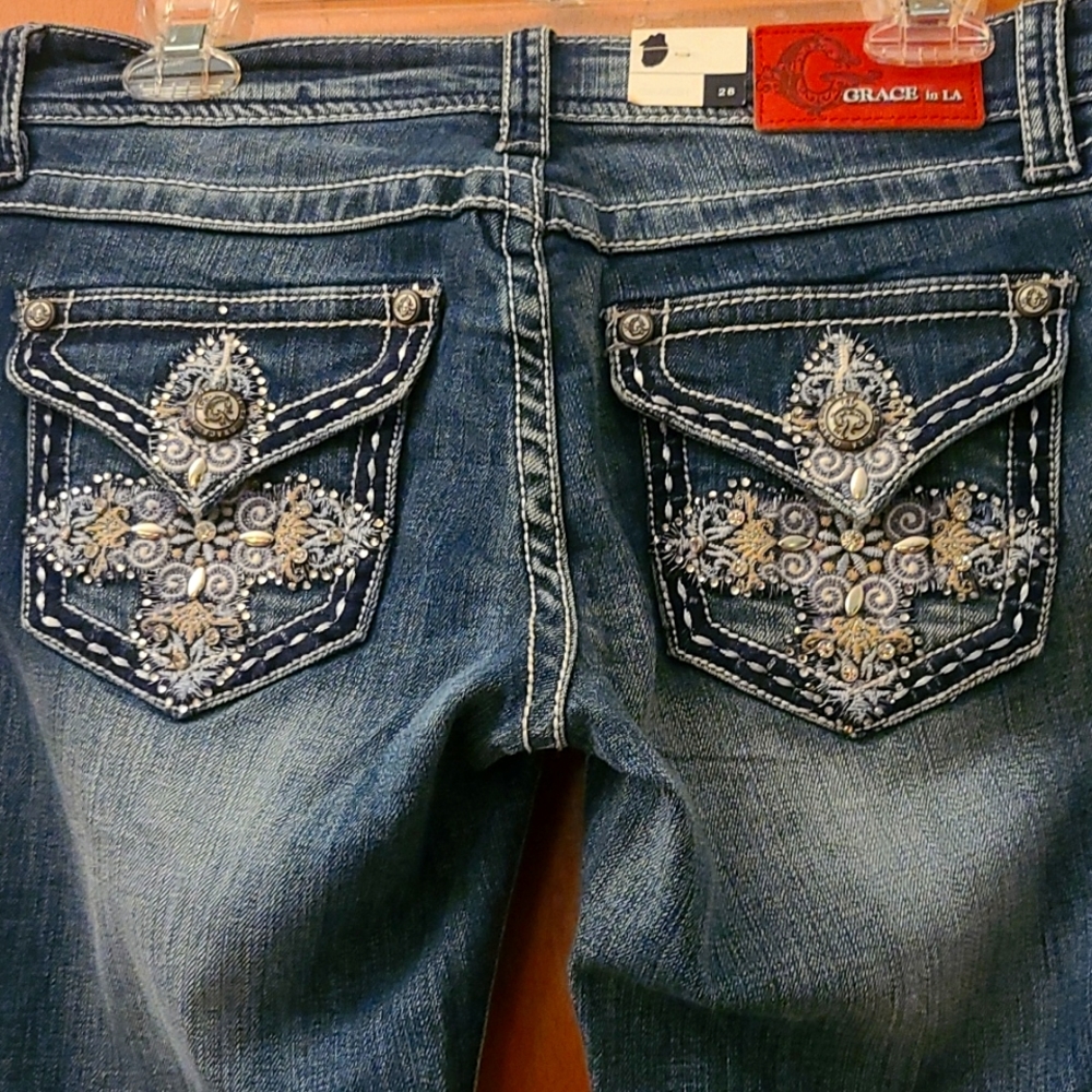 Womans BOOT CUT, Grace in LA,size 28w X 33L, Denim distressed look.